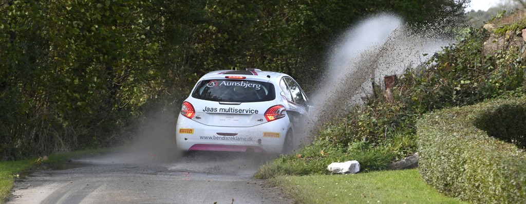 Guldvinderne Rasmus Sørensen og Heidi Knudsen pløjer sig gennem vandmasserne på vejen mod mesterskabet i DM-klasse 4, R2 Superrally Cup og Sydjysk Mini Rally.
(Foto: MD/specialpress@gmail.com)